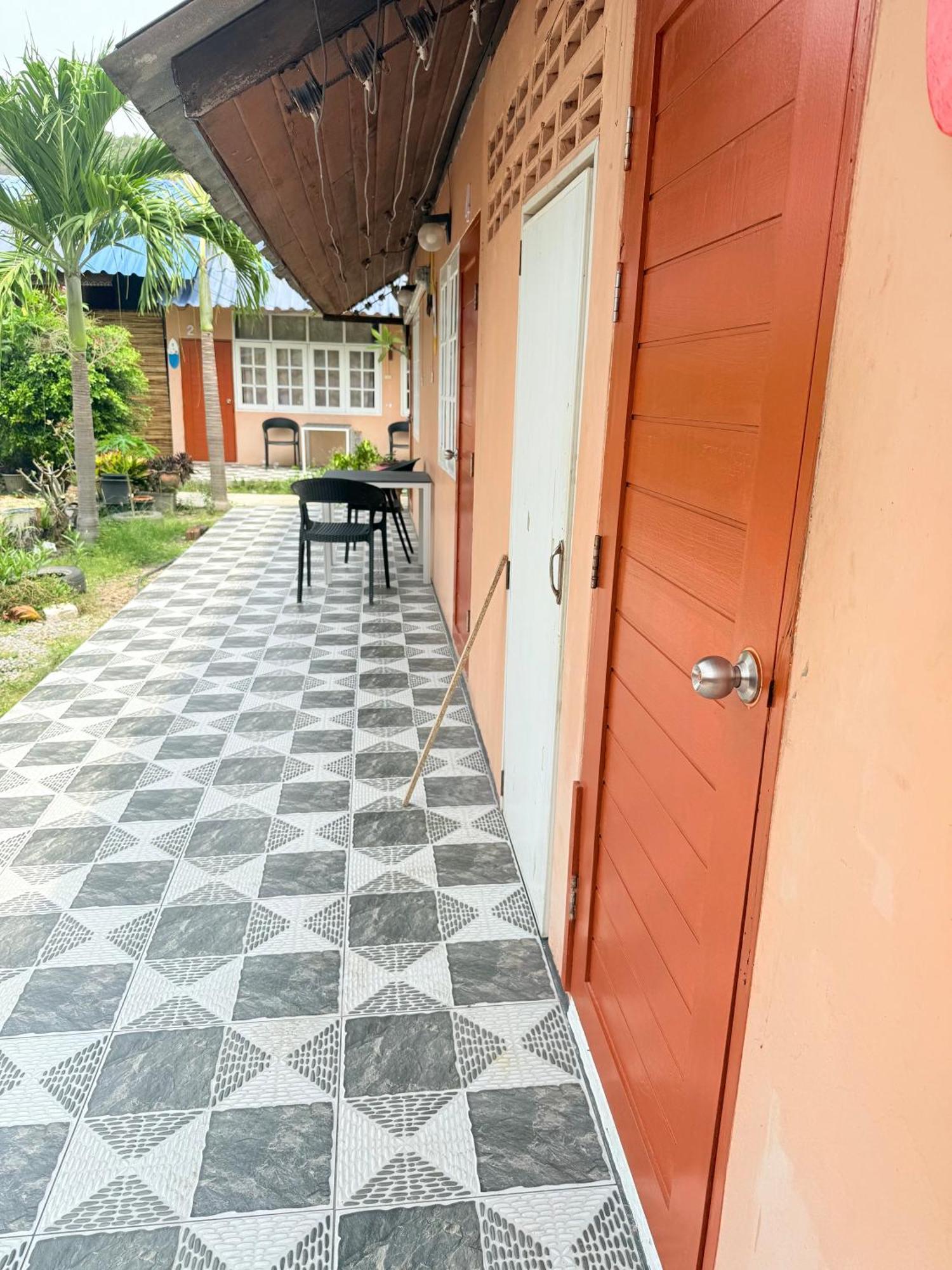 Harry'S Beach Club Ban Phe Exterior foto