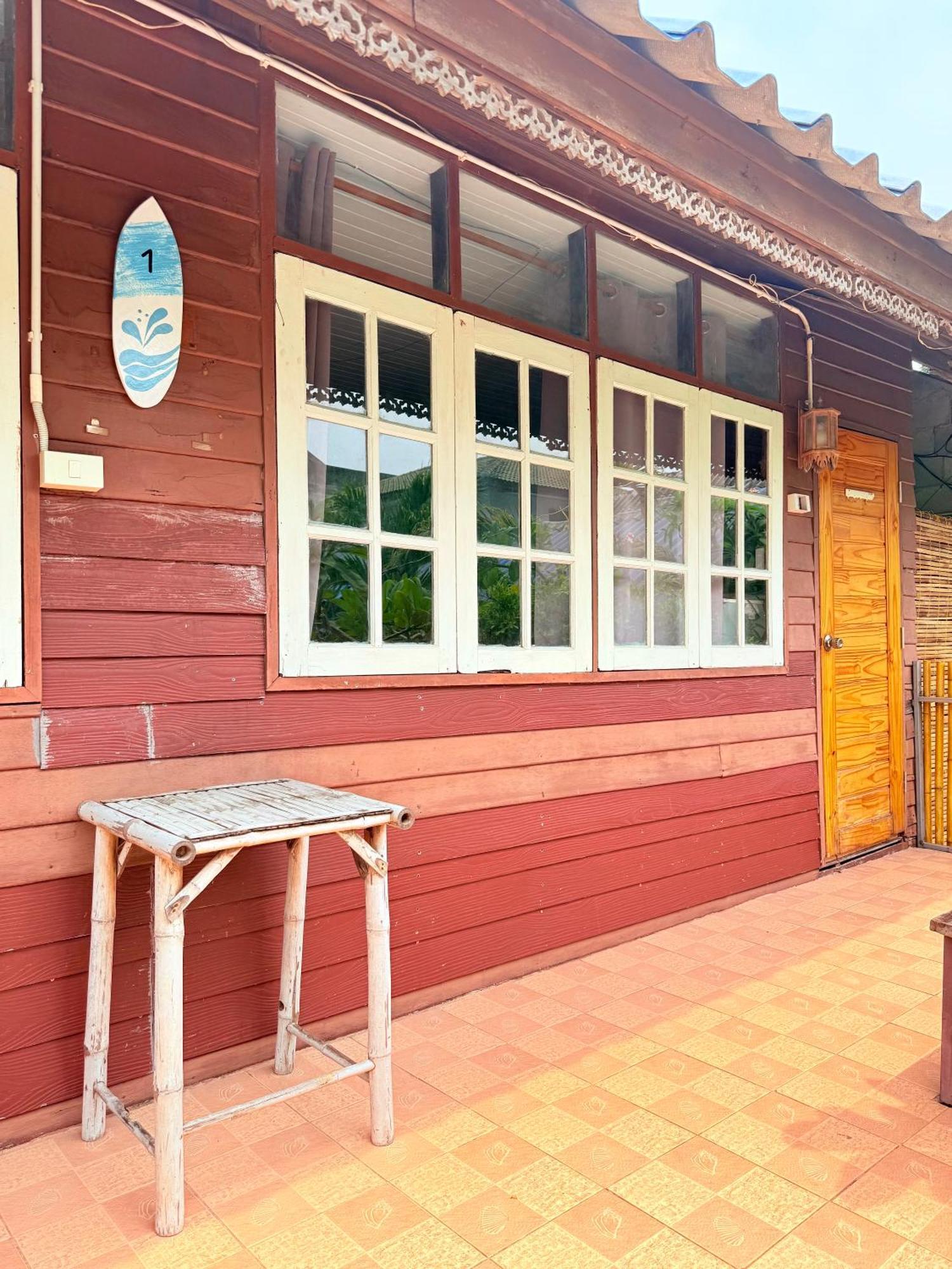 Harry'S Beach Club Ban Phe Exterior foto